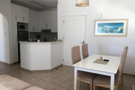 Kings Palace - Superb 2 Bed Ground Floor Apartment Paphos Buitenkant foto
